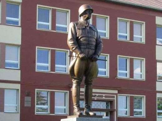 Pomník generála Pattona DETAIL - Dýšina.jpg