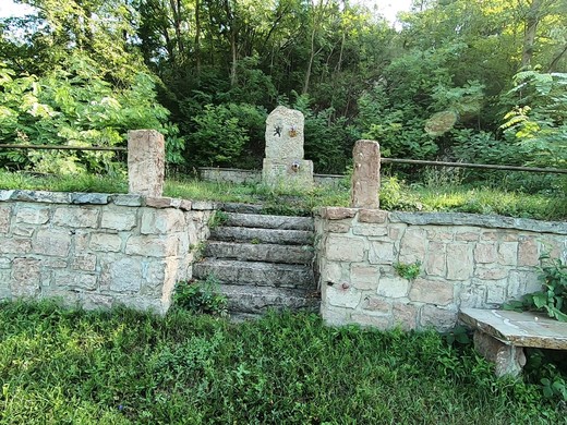 Pomník obětem světových válek vedle lomu Špička.jpg