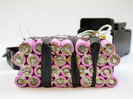 Příklad nekvalitního provedení repase baterie (zdroj: www.repase-aku.cz)