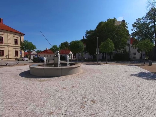 Zámek Dolní Břežany_Moment 3 Kašna.jpg